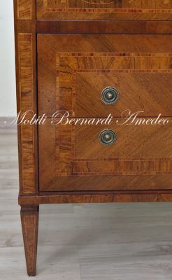 Prezioso cassettone artigianale in noce con intarsi in legno di ulivo e di rosa con 3 cassetti stile neoclassico